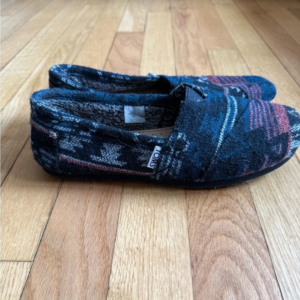 TOMS Slip-On Flats Women’s 7.5 Plaid Wool Blend Blue, Red, Black Pattern - Picture 2 of 5